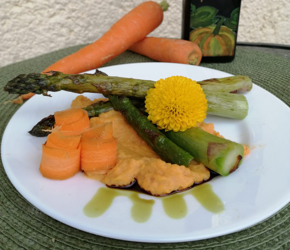 Špargľa s mrkvovo-batatovým pyré